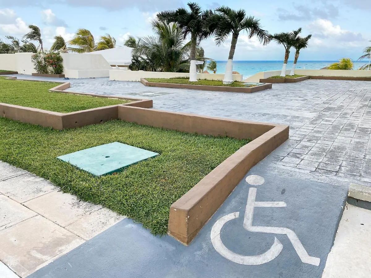 Brisas Shores 209 Beachfront Apartment With Terrace, Cancun Hotel Zone, 1 Bedroom