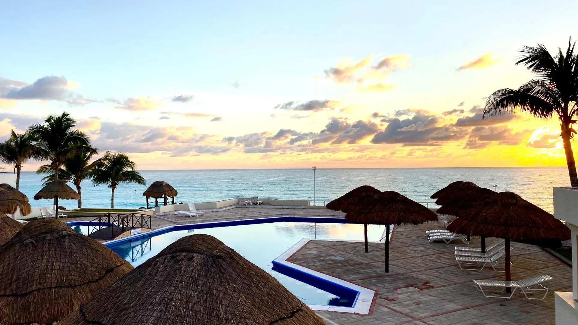 Brisas Shores 209 Beachfront Apartment With Terrace, Cancun Hotel Zone, 1 Bedroom