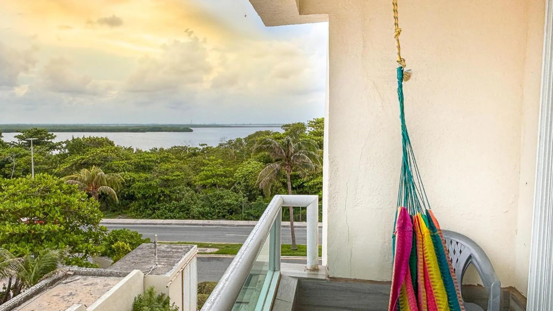 Brisas Shores 209 Beachfront Apartment With Terrace, Cancun Hotel Zone, 1 Bedroom