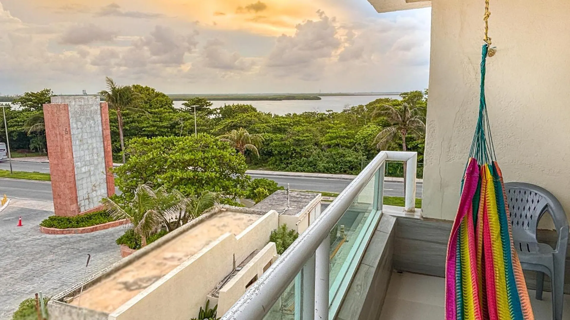 Brisas Shores 209 Beachfront Apartment With Terrace, Cancun Hotel Zone, 1 Bedroom